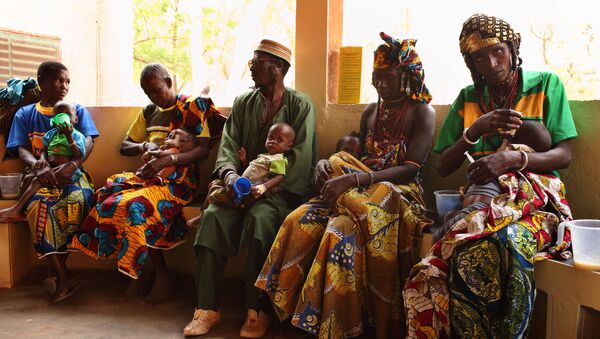 Les parents nourrissent leurs enfants malnutris avec du lait enrichi, Burkina Faso - Sputnik Afrique