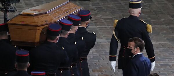 Hommage au professeur Samuel Paty à la Sorbonne avec la participation de Macron - Sputnik Afrique