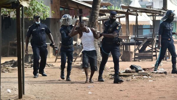 Les forces de l'ordre interpellent un homme au cours des manifestations contre un troisième mandat d'Alassane Ouattara - Sputnik Afrique