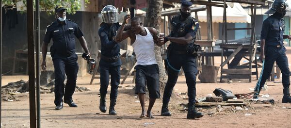 Les forces de l'ordre interpellent un homme au cours des manifestations contre un troisième mandat d'Alassane Ouattara - Sputnik Afrique