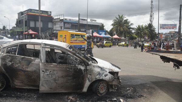 Voiture incendiée lors de manifestations opposées au troisième mandat du président sortant Alassane Ouattara à Abidjan le 19 octobre 2020 - Sputnik Afrique