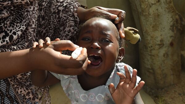 Vaccination d'un enfant contre la poliomyélite en Afrique - Sputnik Afrique