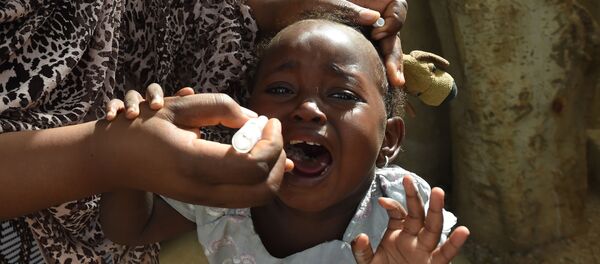 Vaccination d'un enfant contre la poliomyélite en Afrique - Sputnik Afrique