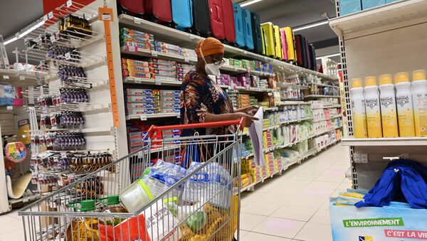 Une femme faisant ses courses au supermarché - Sputnik Afrique