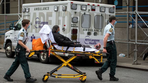 Des médecins transportent une femme atteinte du Covid-19 vers un hôpital à New York - Sputnik Afrique