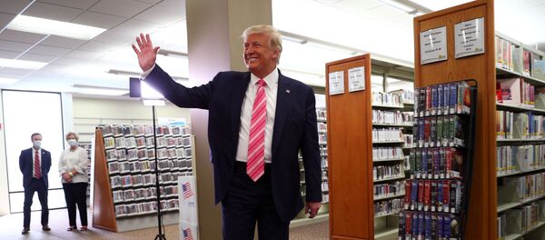 Donald Trump dans un bureau de vote en Floride (24 octobre 2020) - Sputnik Afrique