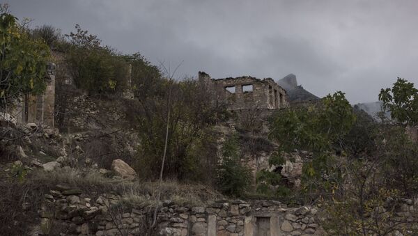 Les maisons détruites pendant le conflit armé de 1991 au Haut-Karabakh (archive photo) - Sputnik Afrique