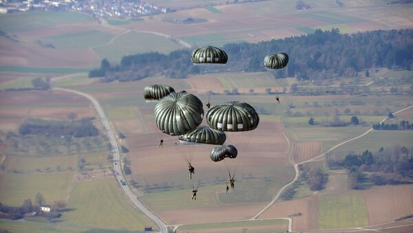 Des parachutistes américains lors d'un exercice en Allemagne (archive photo) - Sputnik Afrique