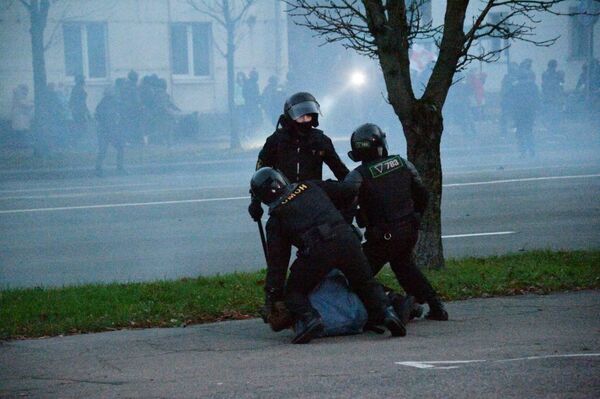«Marche de l’ultimatum populaire» au centre de Minsk: interpellations et usage de «moyens spéciaux» - vidéo - Sputnik Afrique