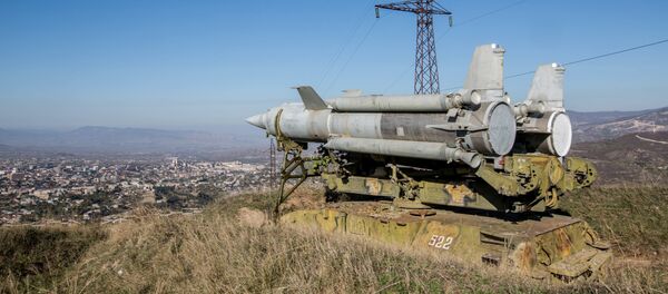 Un système sol-air Kroug installé à Stepanakert, capitale du Haut-Karabakh - Sputnik Afrique
