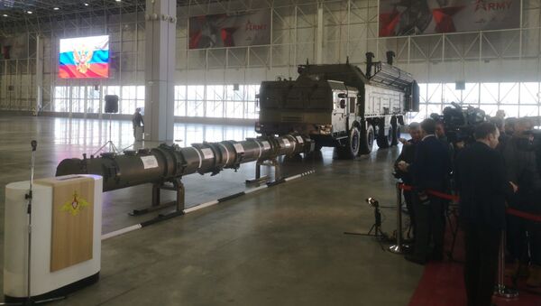 Le missile russe 9M729 et un système de lancement Iskander-M présentés aux attachés militaires étrangers (archive photo) - Sputnik Afrique