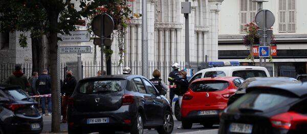 Полицейские возле собора Нотр-Дам после сообщения о нападении, Ницца - Sputnik Afrique