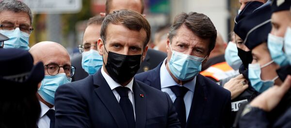 French President Emmanuel Macron and Nice Mayor Christian Estrosi visit the scene of a knife attack at Notre Dame church in Nice, France, October 29, 2020 - Sputnik Afrique