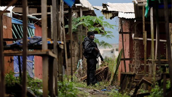 Un membre du Bataillon d'intervention rapide (BIR) patrouille dans les rues de Buea, dans le Sud-Ouest anglophone du Cameroun - Sputnik Afrique