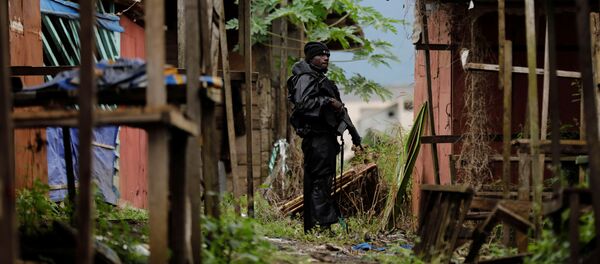 Un membre du Bataillon d'intervention rapide (BIR) patrouille dans les rues de Buea, dans le Sud-Ouest anglophone du Cameroun - Sputnik Afrique
