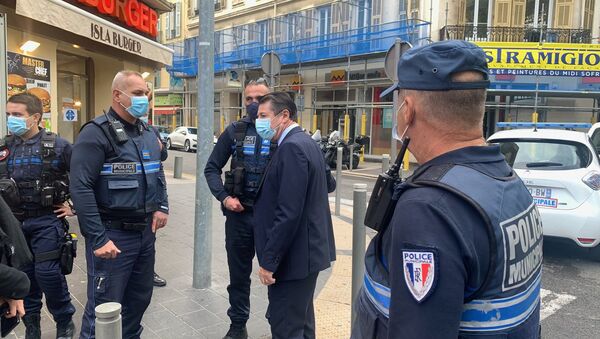 Le maire de Nice et les forces de l'ordre près des lieux de la tragédie  - Sputnik Afrique