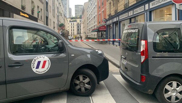 Des policiers ont neutralisé dans le XVe arrondissement de Paris un homme qui s’est jeté sur eux avec deux couteaux, 30 octobre 2020 - Sputnik Afrique