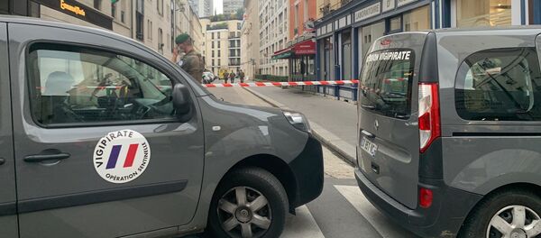 Des policiers ont neutralisé dans le XVe arrondissement de Paris un homme qui s’est jeté sur eux avec deux couteaux, 30 octobre 2020 - Sputnik Afrique