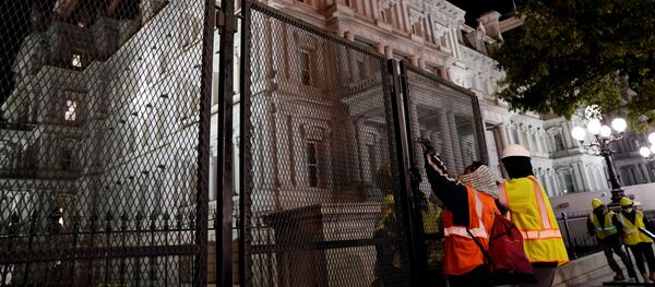 Рабочие устанавливают ограждение вокруг административного здания у Белого дома накануне президентских выборов в США  - Sputnik Afrique