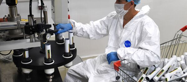 Un employé du centre scientifique Vektor (archive photo) - Sputnik Afrique