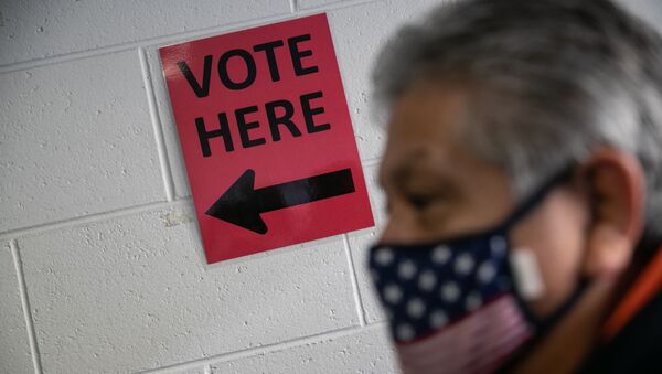Un électeur américain attend de voter - Sputnik Afrique