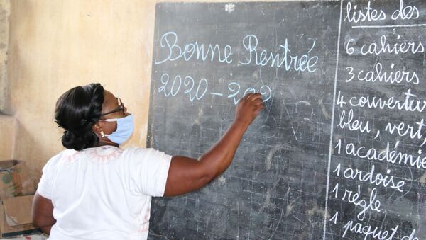 Une institutrice souhaitant une bonne rentrée à ses élèves - Sputnik Afrique