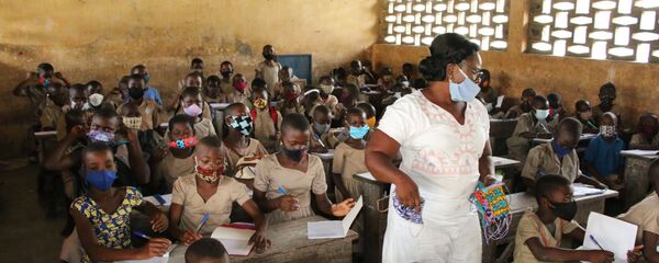 Mme Folly Afoua, institutrice à l’école La Nouvelle marche, au milieu de ses élèves - Sputnik Afrique