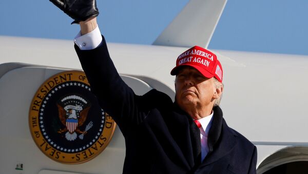 U.S. President Donald Trump gestures as he leaves after holding a campaign rally at Fayetteville Regional Airport in Fayetteville, North Carolina, U.S., November 2, 2020. - Sputnik Afrique