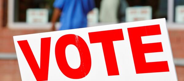 Signs direct voters into a polling station during the 2020 U.S. presidential election in Durham, Durham County, North Carolina, U.S., November 3, 2020.   REUTERS/Jonathan Drake - Sputnik Afrique