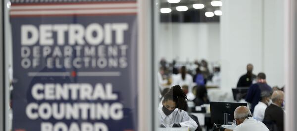 Detroit election workers work on counting absentee ballots for the 2020 general election at TCF Center on November 4, 2020 in Detroit, Michigan. - President Donald Trump and Democratic challenger Joe Biden are battling it out for the White House, with polls closed across the United States -- and the American people waiting for results in key battlegrounds still up for grabs. - Sputnik Afrique