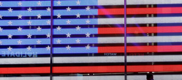 People stand next to a screen displaying a U.S. flag in Times Square during the 2020 U.S. presidential election in New York City, New York, U.S. November 4, 2020. - Sputnik Afrique