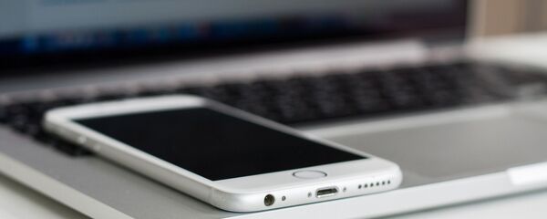 Un ordinateur et un portable Un ordinateur et un portable - Sputnik Afrique