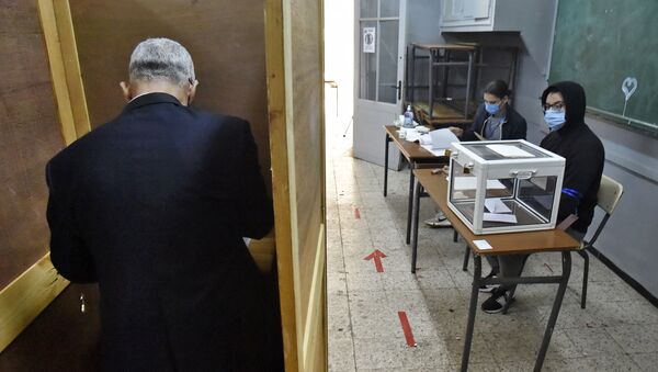 Un bureau de vote à Alger, pour le référendum portant modification de la Constitution - Sputnik Afrique