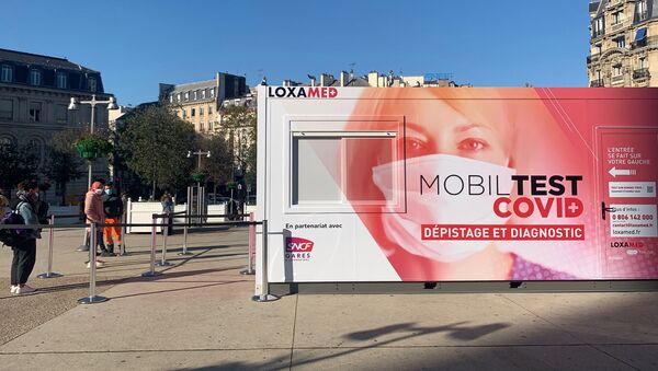 Des unités mobiles de dépistage du Covid-19, appelées «MobilTest», ont été installées sur les parvis des gares de Lyon et de l'Est le 5 novembre à Paris - Sputnik Afrique