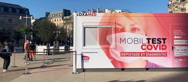 Des unités mobiles de dépistage du Covid-19, appelées «MobilTest», ont été installées sur les parvis des gares de Lyon et de l'Est le 5 novembre à Paris - Sputnik Afrique