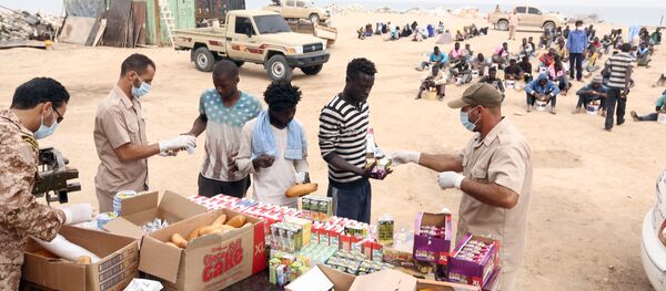 Des migrants clandestins sénégalais arrêtés attendent leur transfert - Sputnik Afrique