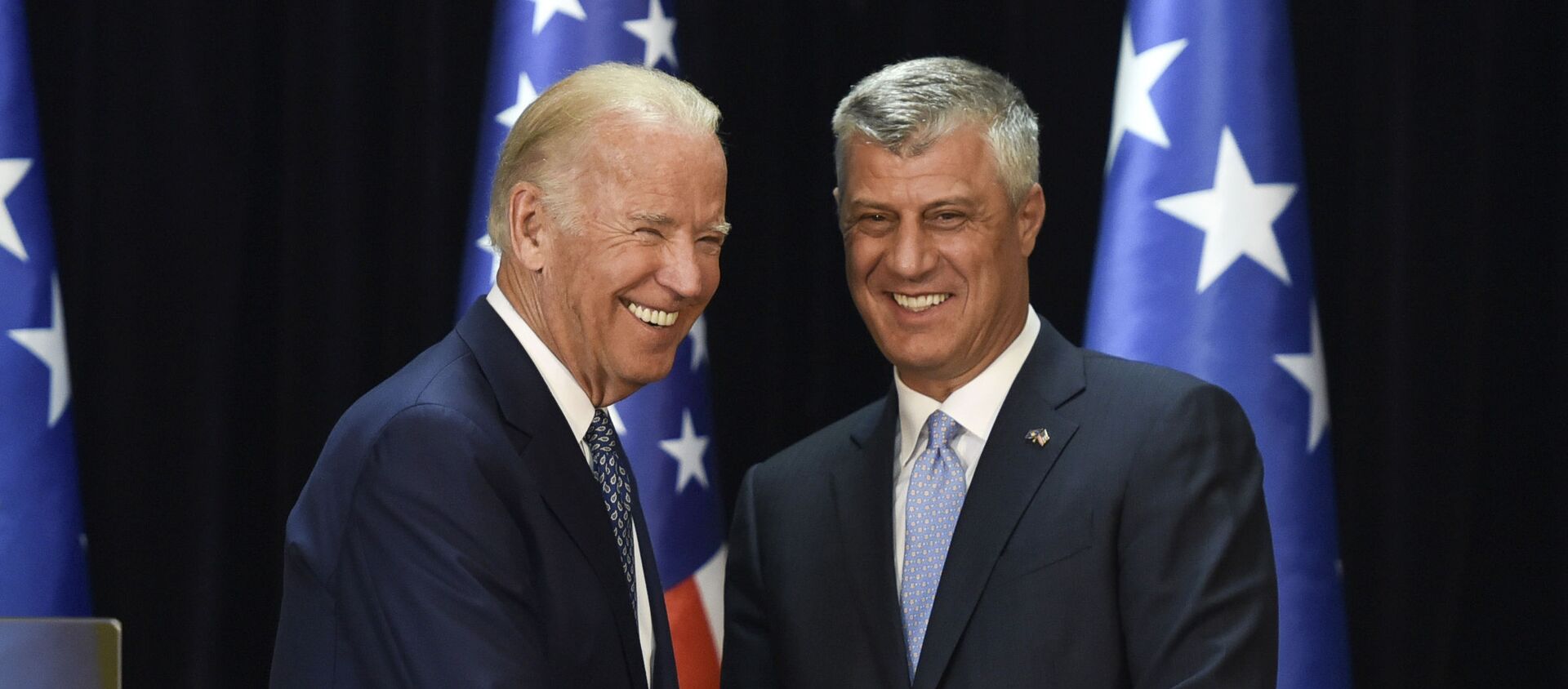 Joe Biden Vice-Président des États-Unis et Hashim Thaçi Président du Kosovo lors d'une conférence de presse le 17 août 2016 à Pristina - Sputnik Afrique, 1920, 05.11.2020