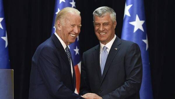 Joe Biden Vice-Président des États-Unis et Hashim Thaçi Président du Kosovo lors d'une conférence de presse le 17 août 2016 à Pristina - Sputnik Afrique