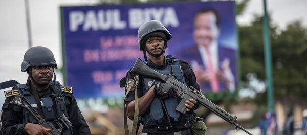Des militaires camerounais devant une affiche de Paul Biya Des militaires camerounais devant une affiche de Paul Biya - Sputnik Afrique