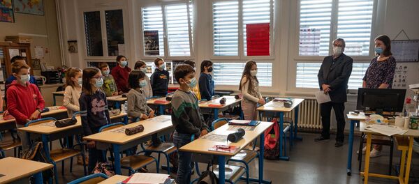 Des élèves d'une école pendant la minute de silence en hommage à Samuel Paty - Sputnik Afrique