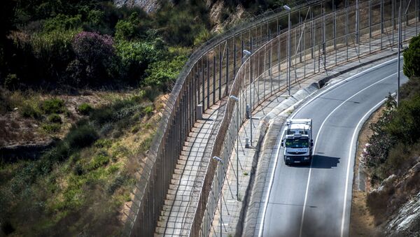 Un camion roule le long de la frontière bordant l'enclave de Ceuta - Sputnik Afrique