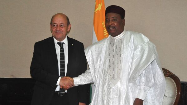 Jean-Yves Le Drian et Mahamadou Issoufou - Sputnik Afrique