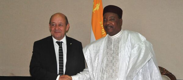 Jean-Yves Le Drian et Mahamadou Issoufou - Sputnik Afrique