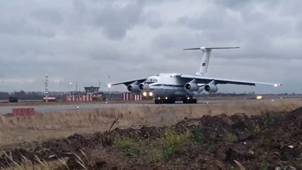 Décollage d'un Il-76 avec les soldats de la paix russes vers le Haut-Karabakh - Sputnik Afrique