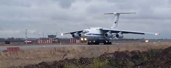 Décollage d'un Il-76 avec les soldats de la paix russes vers le Haut-Karabakh - Sputnik Afrique