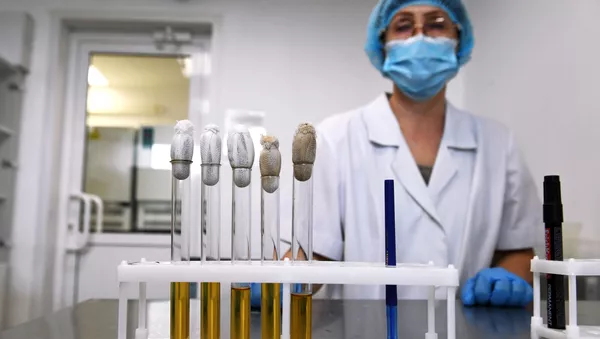 Une employée du centre scientifique russe Vektor - Sputnik Afrique