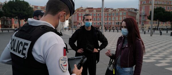 Des policiers contrôlent des passants à Nice  - Sputnik Afrique
