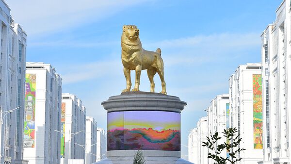 Le monument au chien de race alabai à Achgabat - Sputnik Afrique