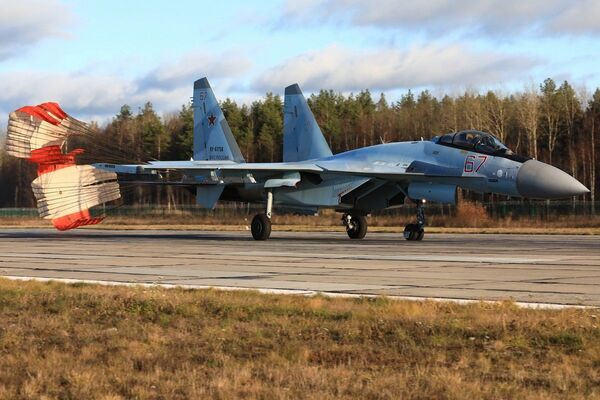 Manœuvres des nouveaux avions Su-35S en Carélie

 - Sputnik Afrique