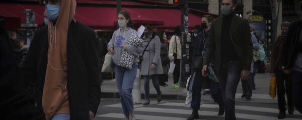 Des gens portant des masques à Paris - Sputnik Afrique